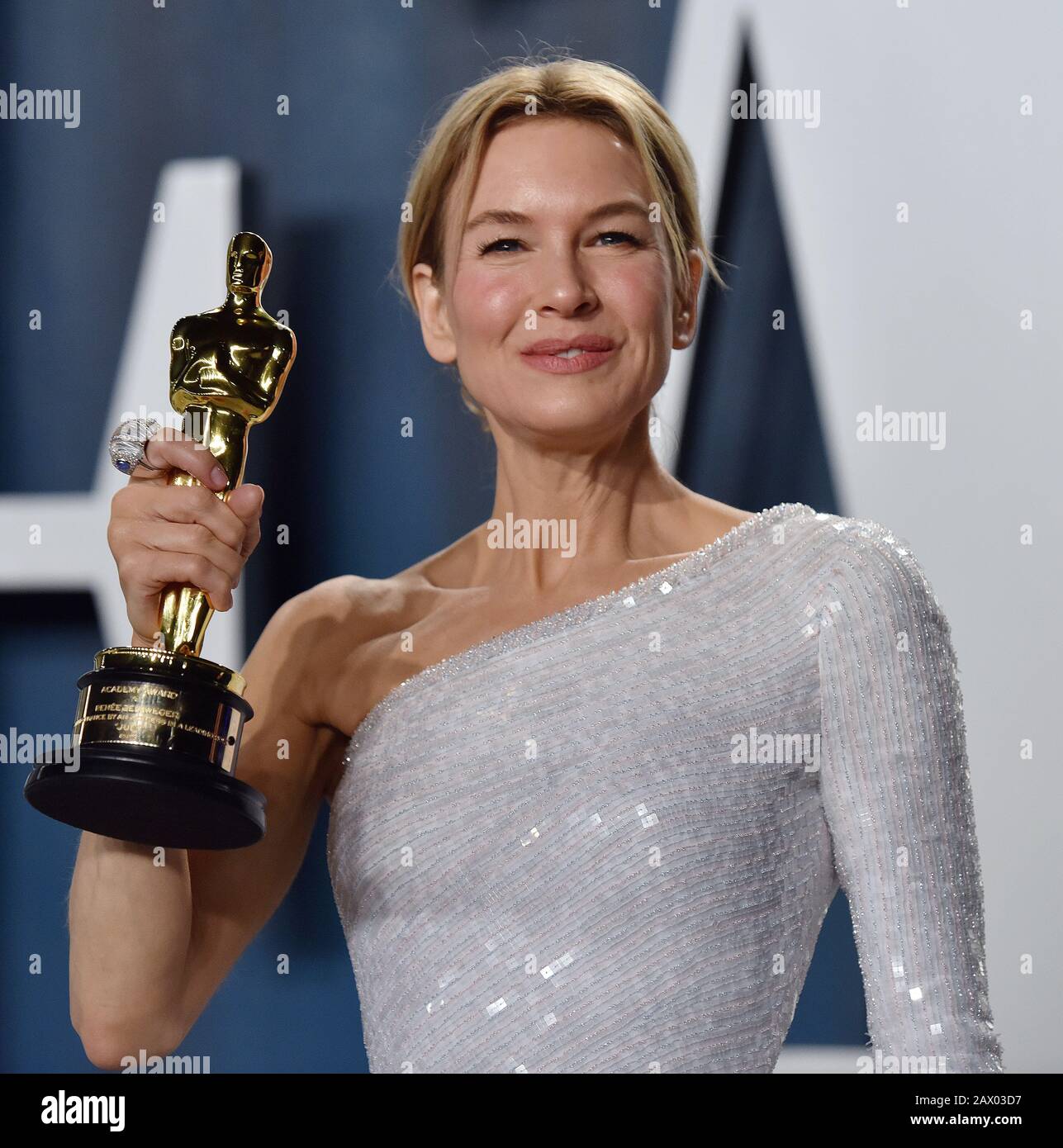 Beverly Hills, États-Unis. 10 février 2020. Renee Zellweger détient son meilleur actrice Oscar lorsqu'elle arrive pour la fête Du Vanity Fair Oscar au Wallis Annenberg Center for the Performing Arts à Beverly Hills, Californie, le 9 février 2020. Photo de Chris Chew/UPI crédit: UPI/Alay Live News Banque D'Images Beverly Hills, États-Unis. 10 février 2020. Renee Zellweger détient son meilleur actrice Oscar lorsqu'elle arrive pour la fête Du Vanity Fair Oscar au Wallis Annenberg Center for the Performing Arts à Beverly Hills, Californie, le 9 février 2020. Photo de Chris Chew/UPI crédit: UPI/Alay Live News Banque D'Images