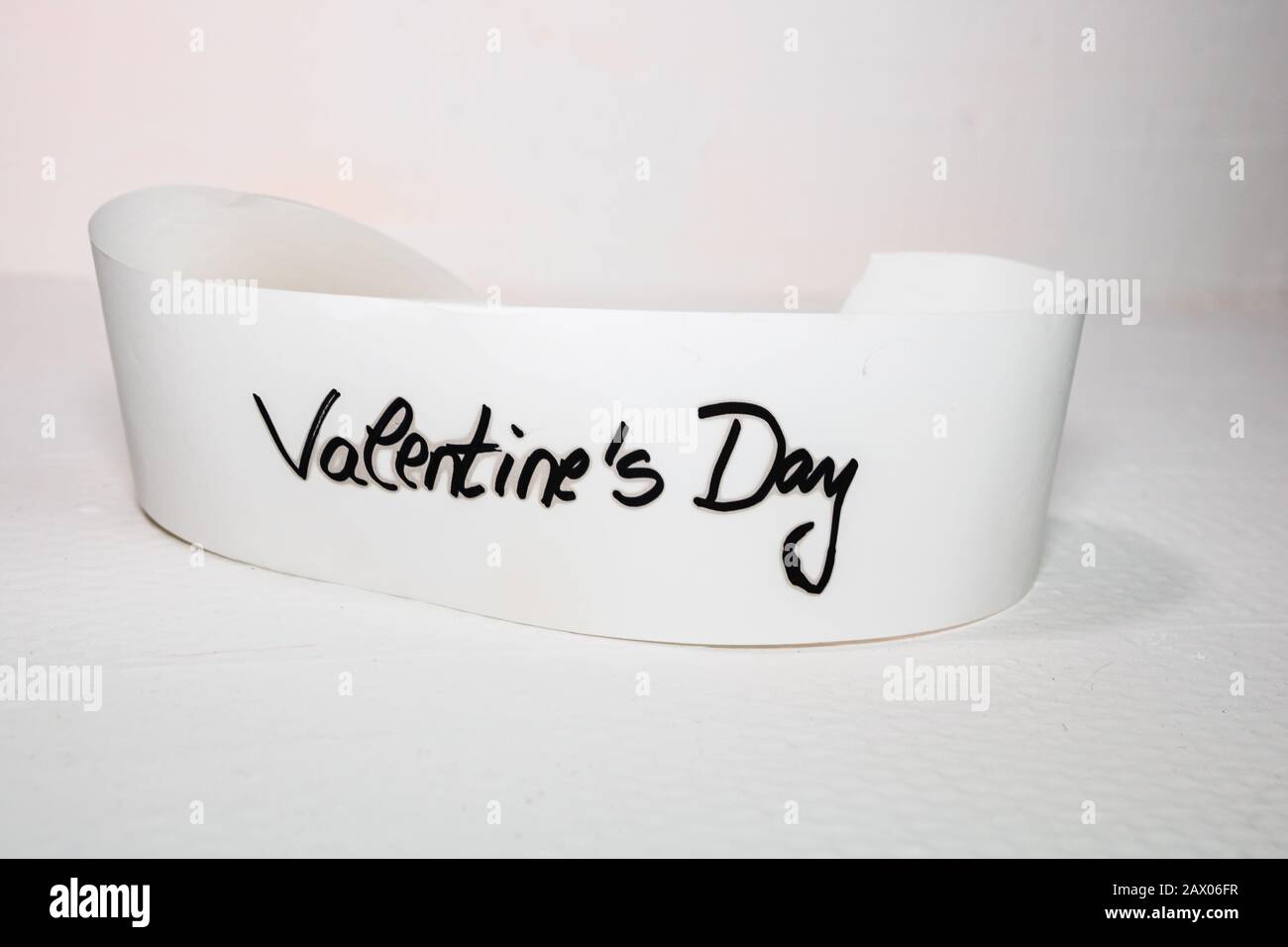 Texte écrit Saint Valentin. Étiqueter l'étiquette avec un message très agréable. Concept romantique d'amour pour la Saint Valentin. Banque D'Images