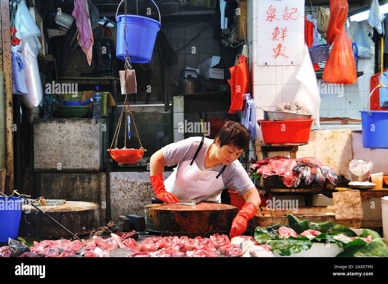 Femme poissonnaire travaillant dans son stand au marché de Bowrington Road, Wanchai, Hong Kong Banque D'Images