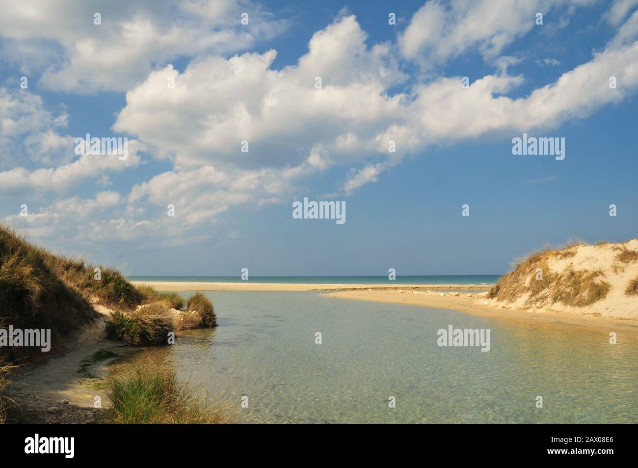 Côte méditerranéenne de la mer en Italie Sud. Lagon avec eau claire et ciel bleu. Vacances en Italie Banque D'Images