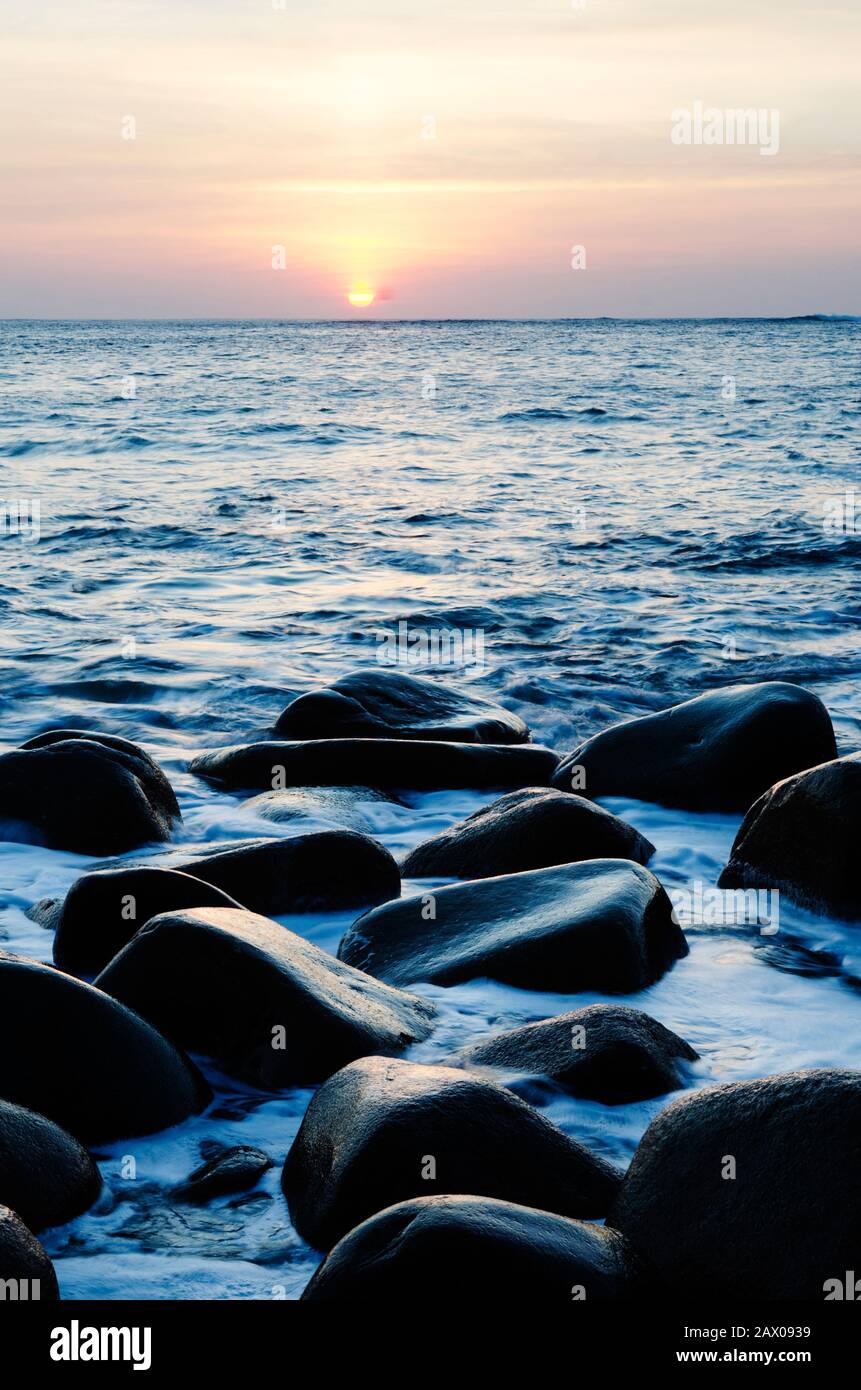 coucher de soleil à la crique de berceau à cornwall, angleterre, grande-bretagne. Banque D'Images