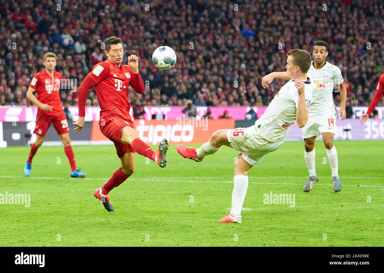 Football Munich - Leipzig, Munich 09 Février 2020. Robert LEWANDOWSKI, FCB 9 rivalisent pour le ballon, s'attaquer, duel, header, zweikampf, action, lutte contre Lukas KLOSTERMANN, RB Leipzig 16 FC BAYERN MUNICH - RB LEIPZIG 0-0 - DFL RÈGLEMENTS INTERDISENT TOUTE UTILISATION DE PHOTOGRAPHIES comme SÉQUENCES D'IMAGES et/ou QUASI-VIDÉO - 1.German Soccer League , Munich, 09 février 2020. Saison 2019/2020, Jour Du Match 21, Fcb, München, Red Bull, © Peter Schatz / Alay Live News Banque D'Images
