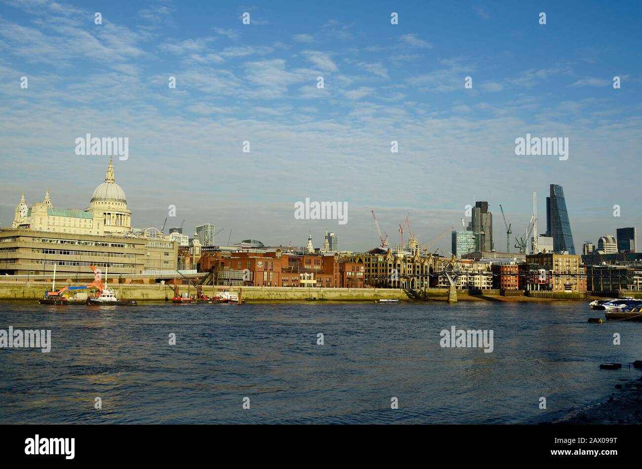 Grande-Bretagne, Londres, la Tamise avec la cathédrale Saint-Pauls et le gratte-ciel nommé Cheese Grater à droite Banque D'Images