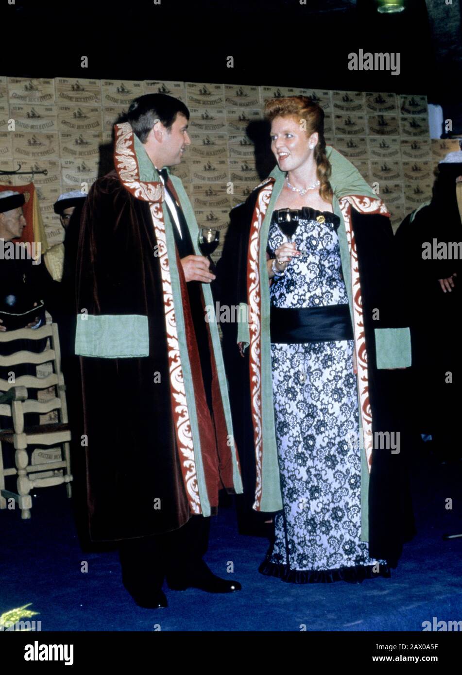 Prince Andrew et Sarah Ferguson - le duc et la duchesse de York dégustation de vins à Bordeaux, France juin 1987 Banque D'Images