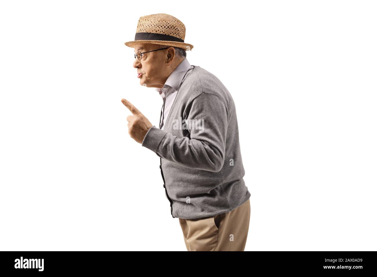 Un vieil homme en colère qui s'est fait peur avec son doigt isolé sur fond blanc Banque D'Images