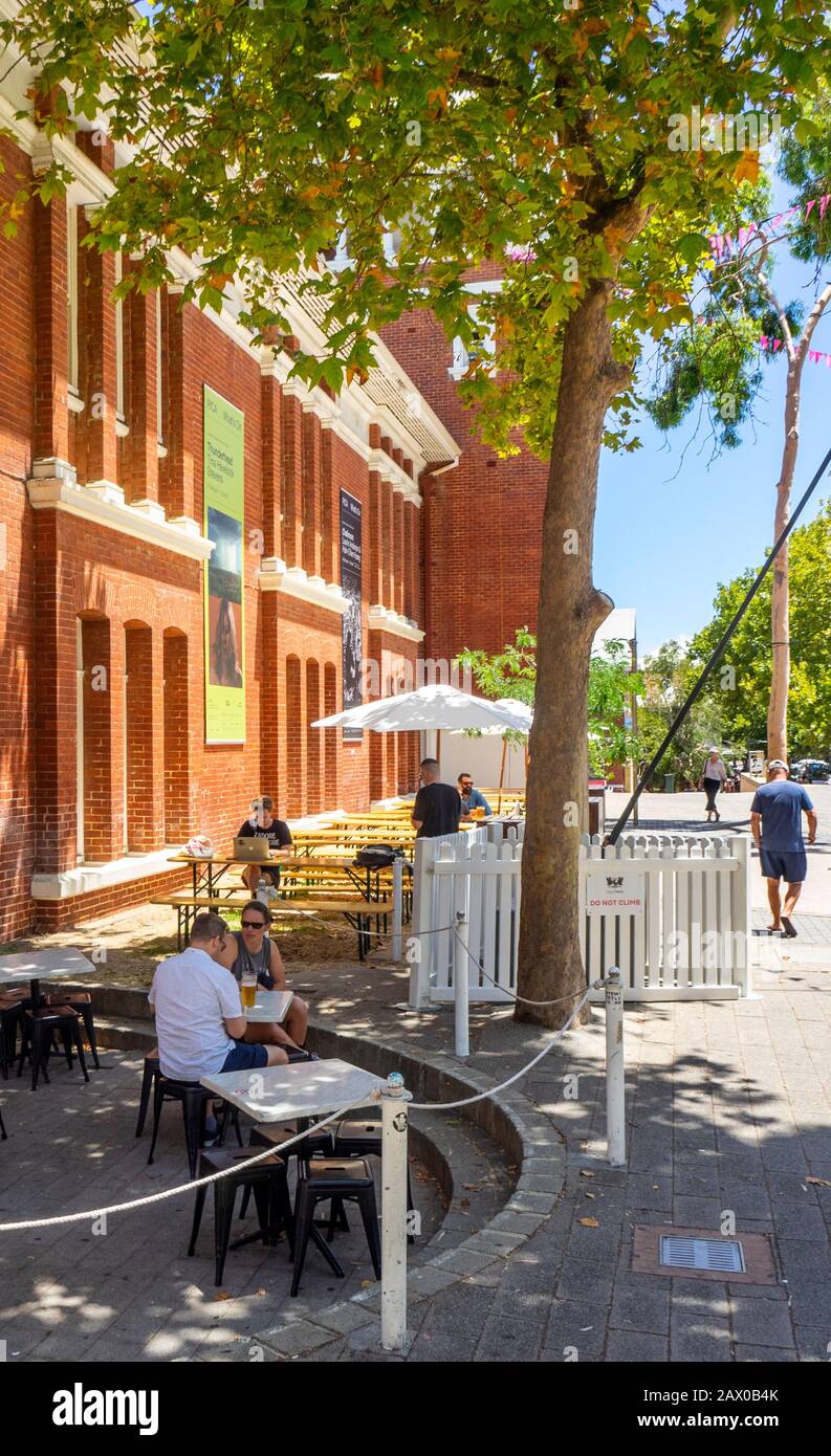 Les clients qui boivent de la bière dans le café de Picabar de l'Institut d'art contemporain de Perth PICA Perth Cultural Center Australie occidentale. Banque D'Images