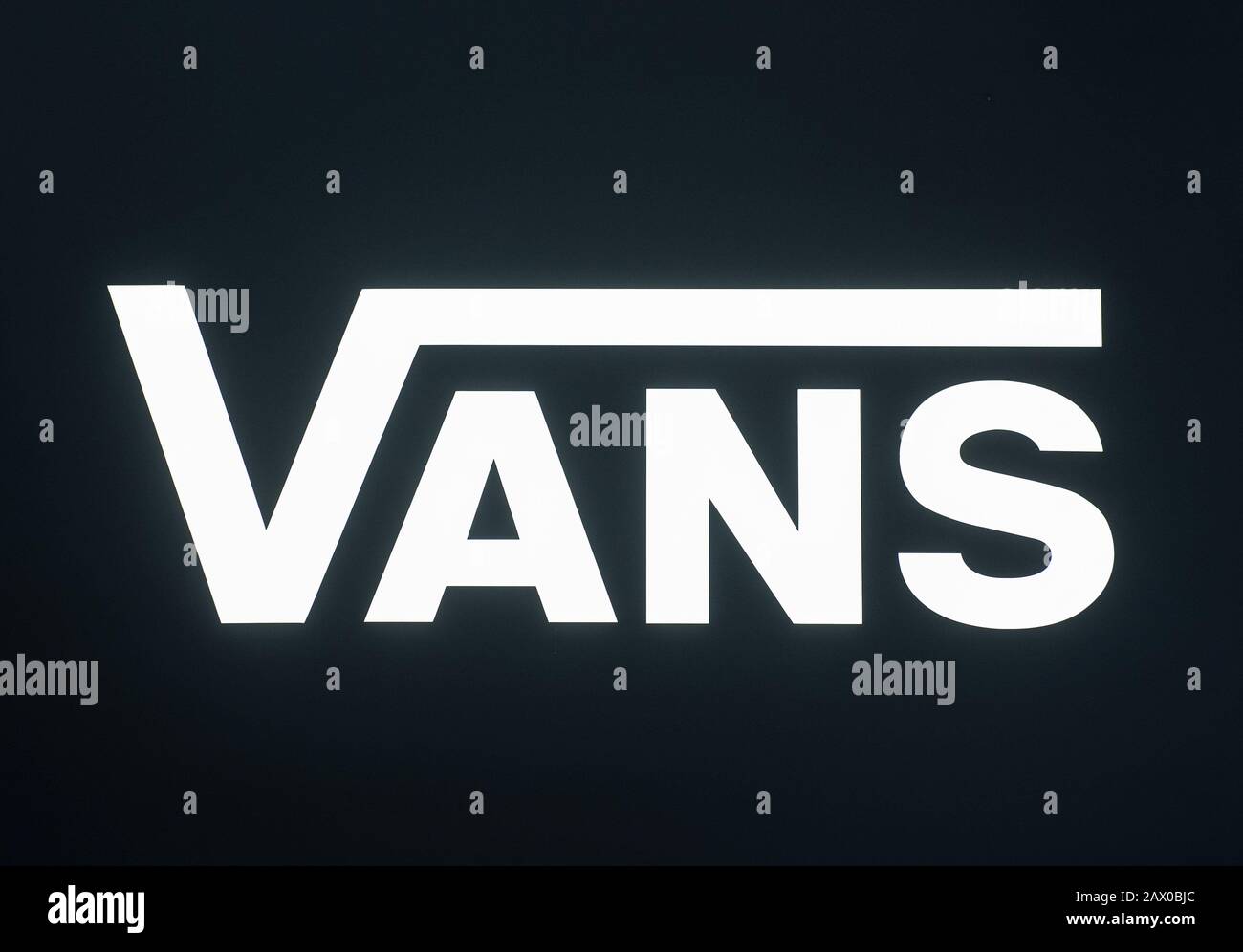 Logo vans Banque de photographies et d'images à haute résolution - Alamy