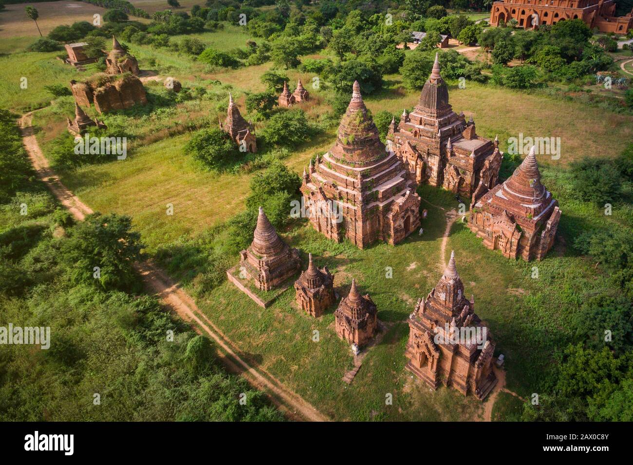 Bagan, Myanmar (Birmanie), vue aérienne des anciens temples et pagodes au coucher du soleil. Banque D'Images
