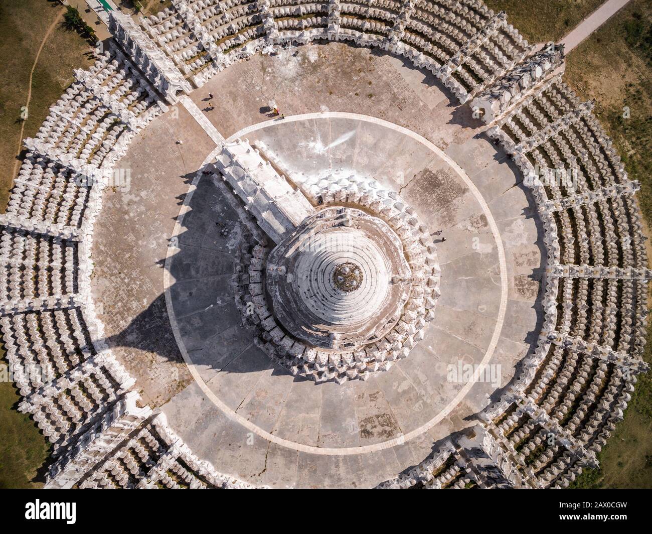 Vue aérienne de la pagode blanche de Hsinbyume à Mingun, près de Mandalay, Myanmar (Birmanie). Banque D'Images