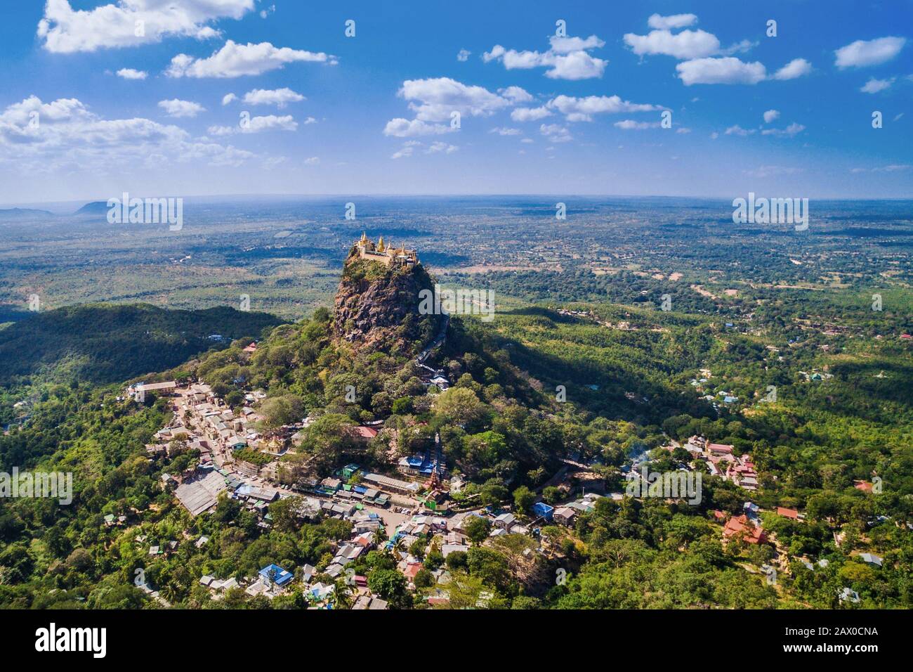 Mont Popa vue aérienne, Bagan, Myanmar (Birmanie). Banque D'Images