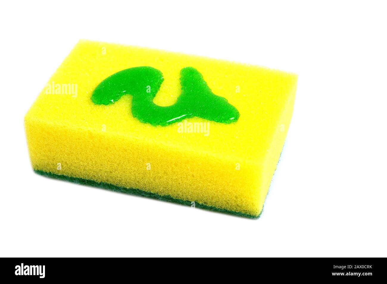 Éponge en mousse jaune avec liquide vaisselle vert sur fond blanc Banque D'Images