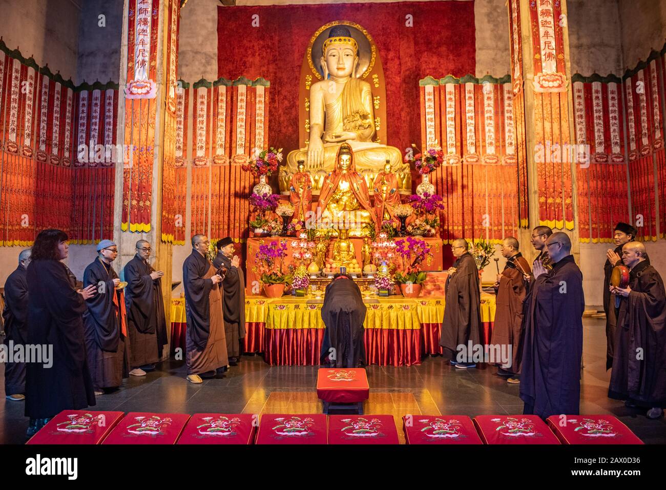 Les gens du temple de Jing'an qui ont fait une cérémonie religieuse , Shanghai, Chine Banque D'Images