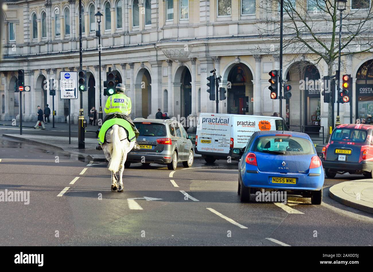 Londres, Royaume-Uni - 19 janvier 2016 : des personnes non identifiées et une femme de police montée sont en circulation autour de Trafalgar Square Banque D'Images