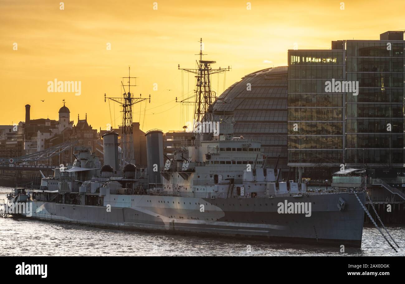 HMS Belast sur la Tamise à Londres au lever du soleil Banque D'Images