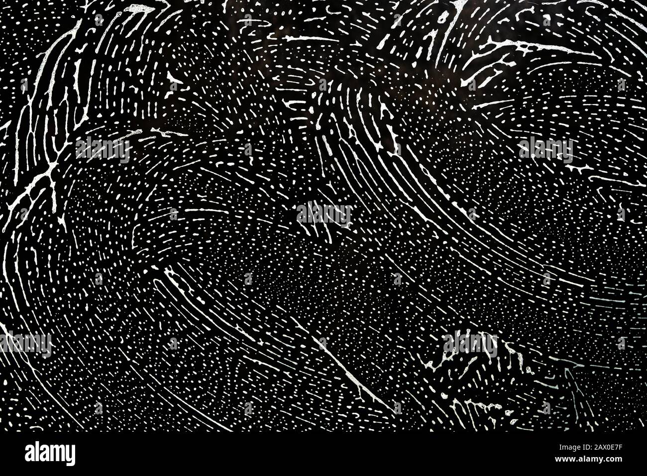 Fond abstrait, verre recouvert de mousse avec taches d'un chiffon Banque D'Images