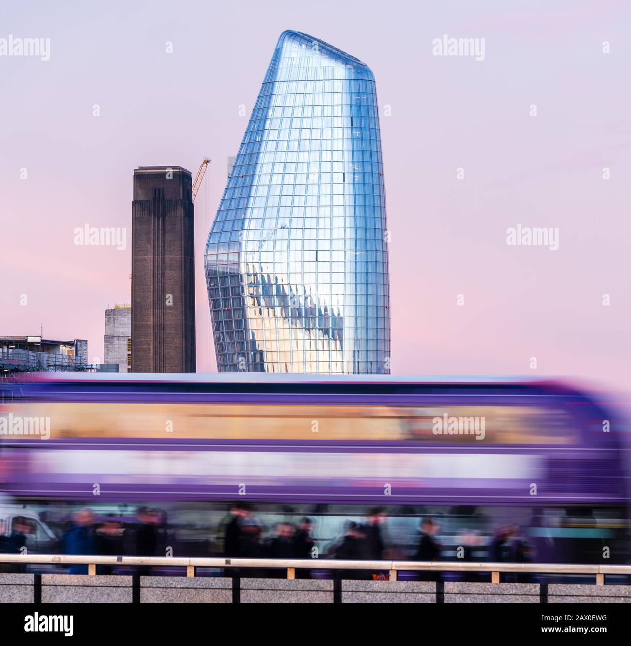 Les voyageurs se rendant sur le pont de Londres alors que les bus londoniens passent par, et qui sont équipés de bâtiments Tate Modern et Boomerang Banque D'Images