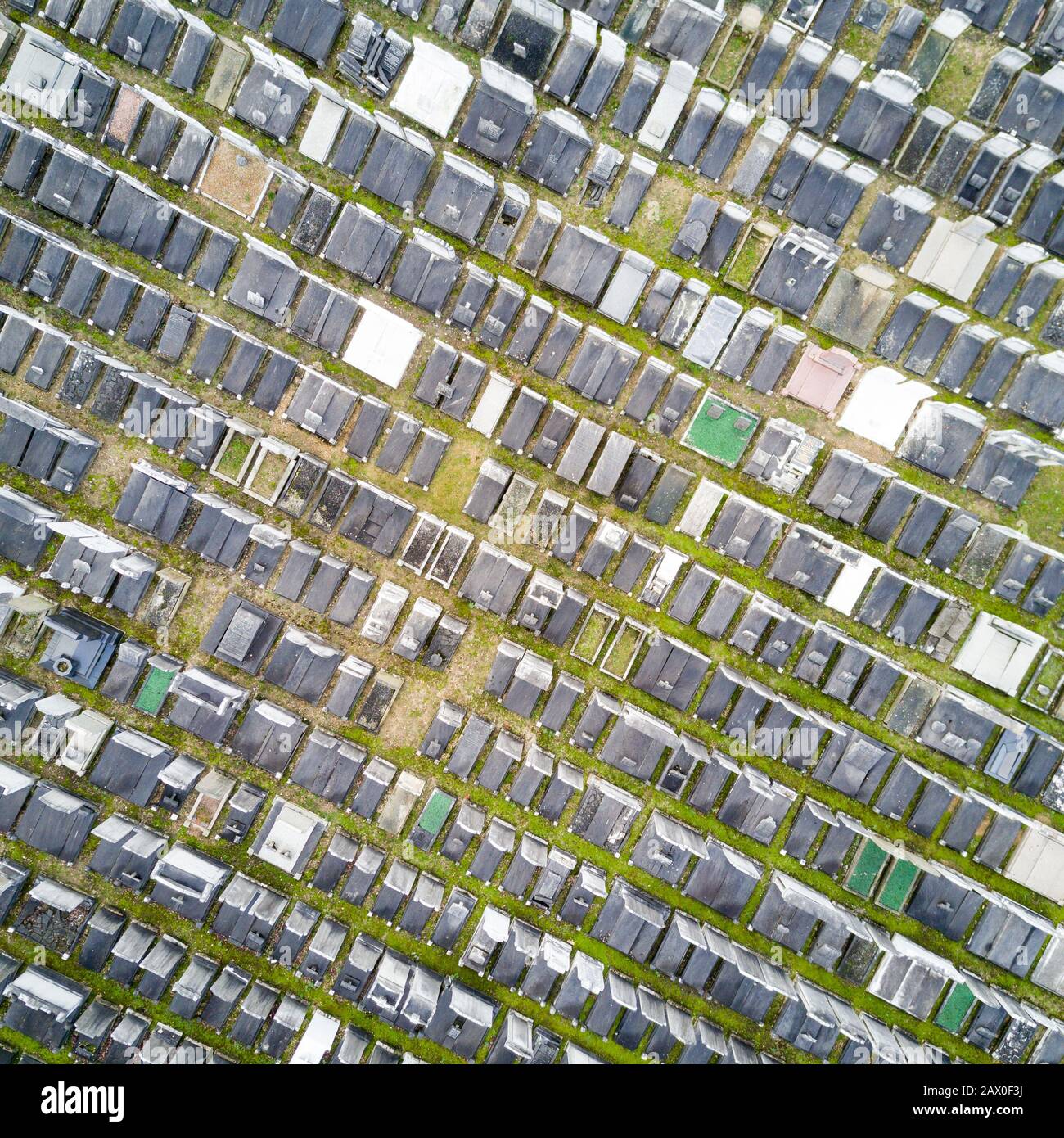 Cimetière. Vue aérienne de haut en bas plein cadre de rangées de tombes dans un cimetière du nord de Londres surpeuplé - texture de fond. Banque D'Images