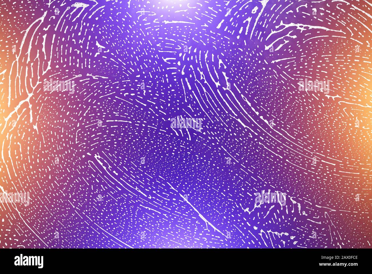 Fond abstrait avec lumière du soleil, verre recouvert de mousse avec taches d'un chiffon Banque D'Images