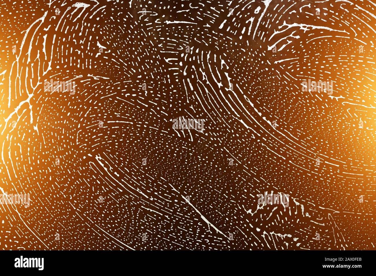 Fond abstrait avec lumière du soleil, verre recouvert de mousse avec taches d'un chiffon Banque D'Images