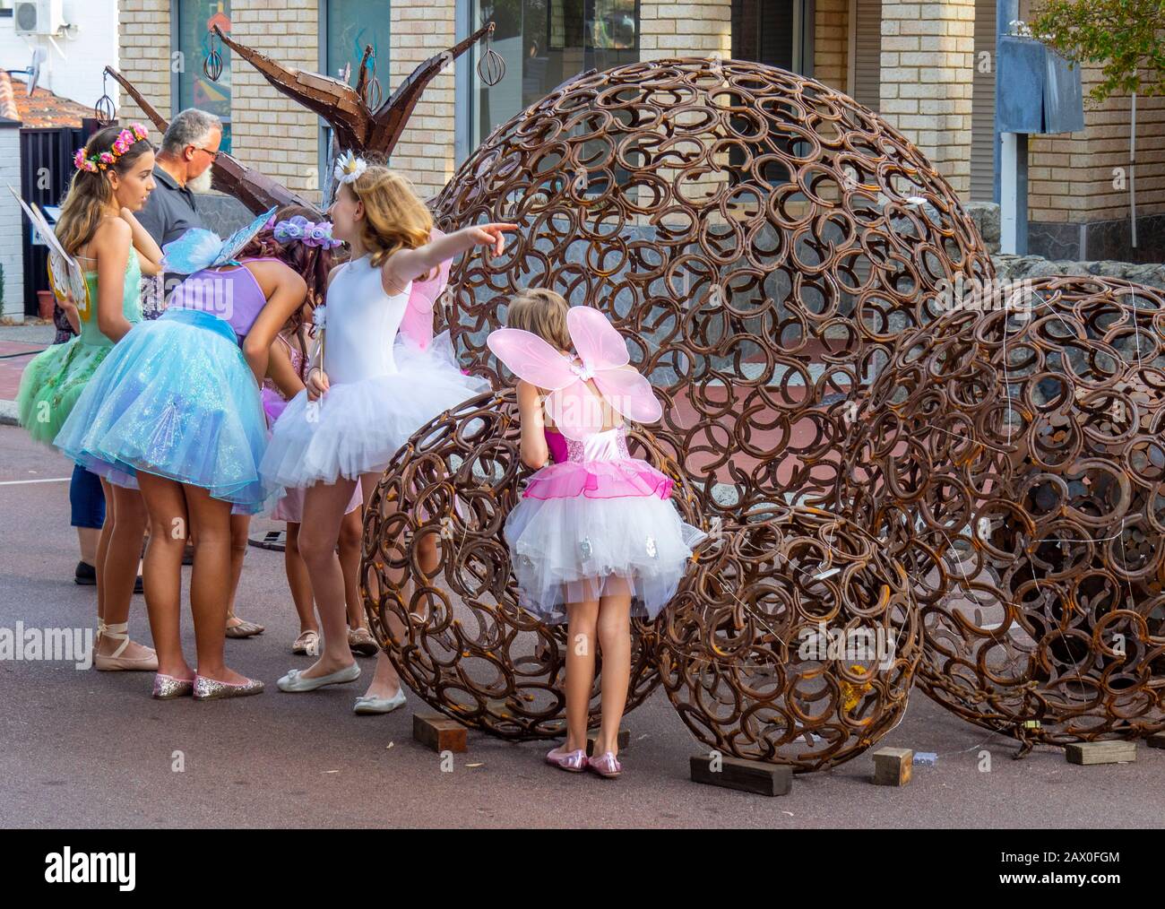 Filles vêtues de fées au Little Italy Street Festival Extravaganza Perth Flinge World 2020 Bassendean WA Australie Banque D'Images