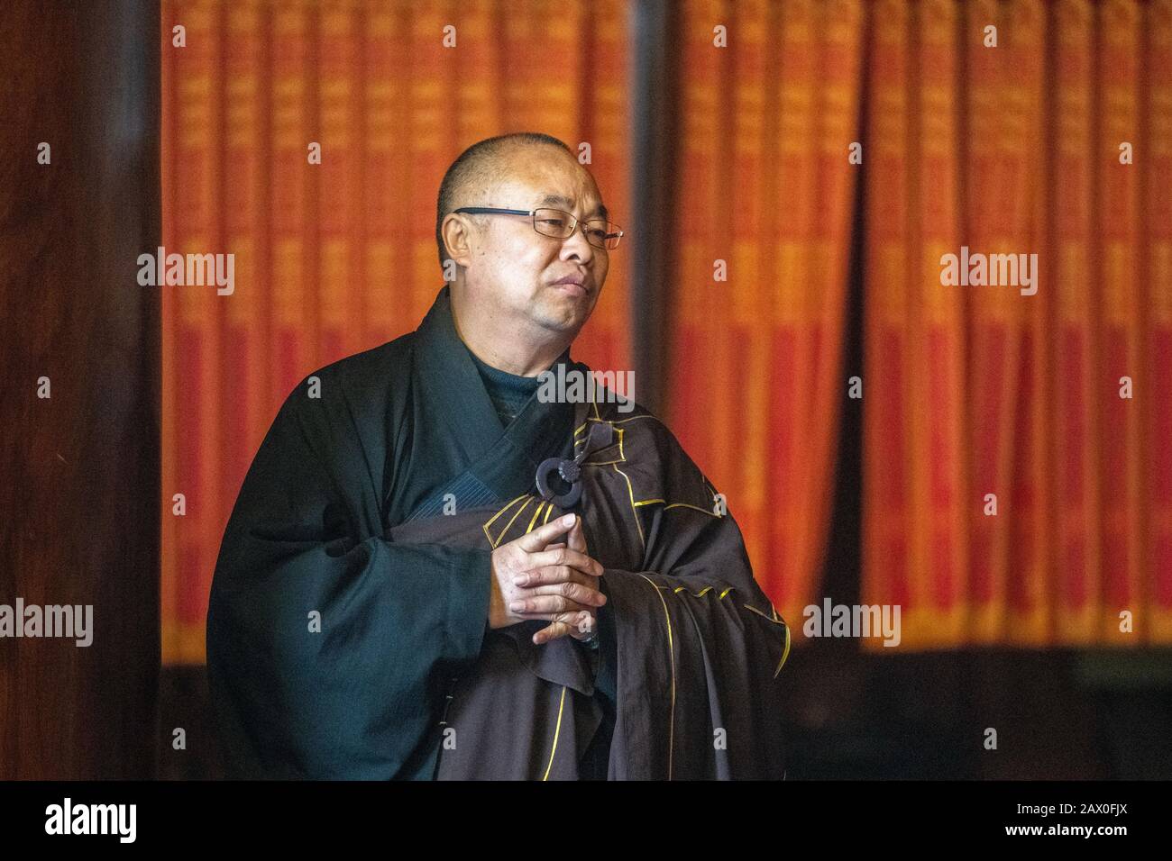 Un homme au temple de Jing'an prenant part à une cérémonie religieuse , Shanghai, Chine Banque D'Images