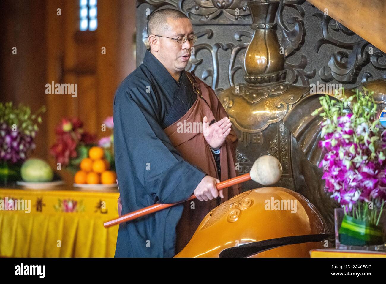 Un homme au temple de Jing'an prenant part à une cérémonie religieuse , Shanghai, Chine Banque D'Images