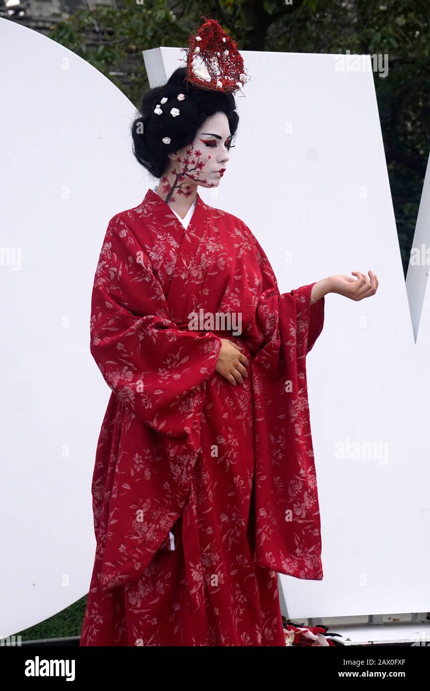 Timisoara, Roumanie- 09.06.2019 statue vivante d'une geisha japonaise. Une femme vêtue de kimono pose comme une statue humaine réaliste dans un parc. Banque D'Images