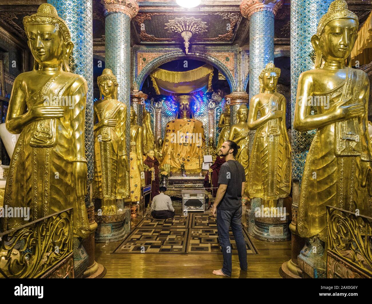 Voyageur visitant le sanctuaire bouddhiste au temple de la pagode Shwedagon à Yangon, au Myanmar (Birmanie). Banque D'Images