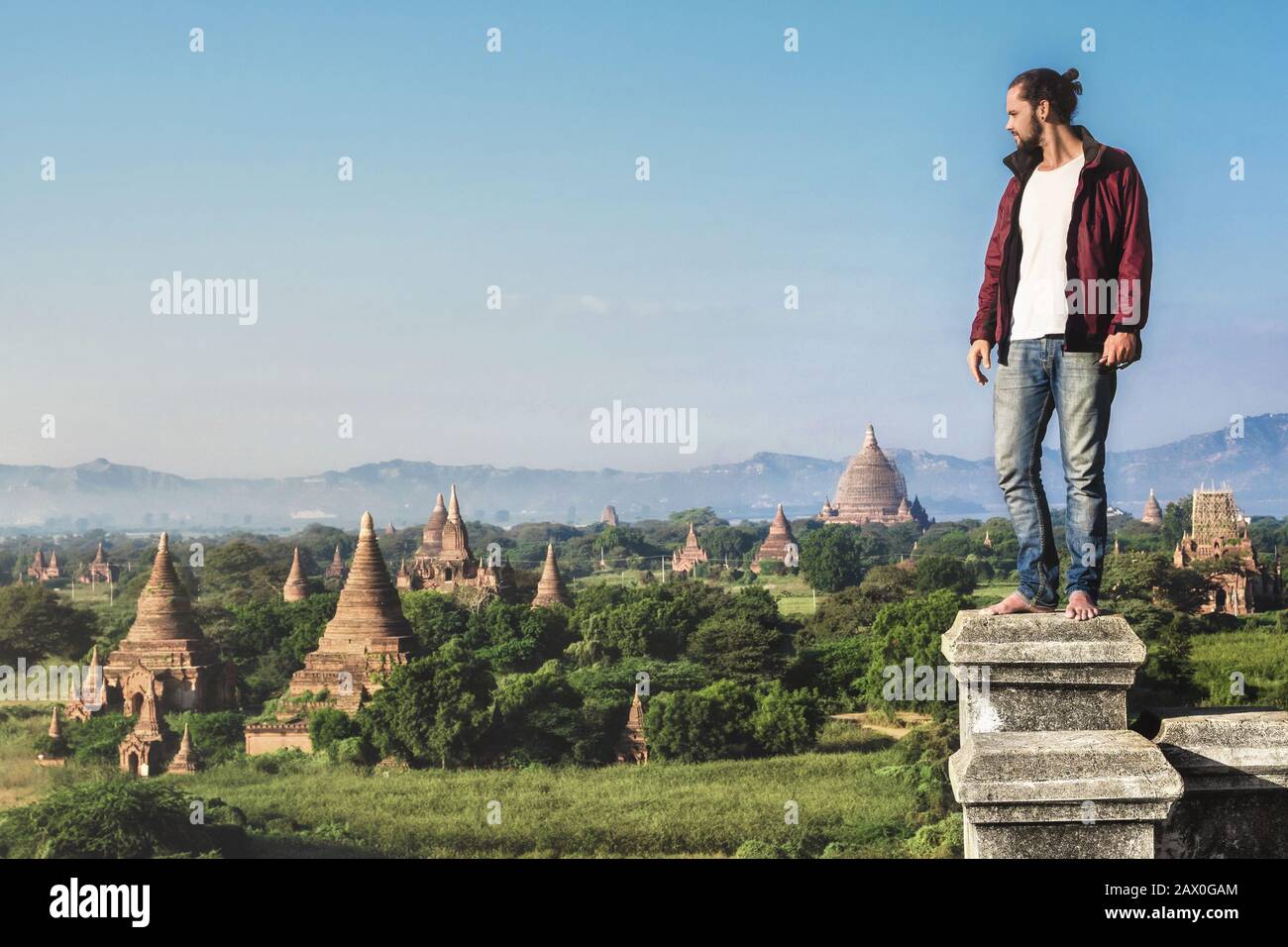 Voyageur regardant les ruines antiques de Bagan, Myanmar (Birmanie). Banque D'Images