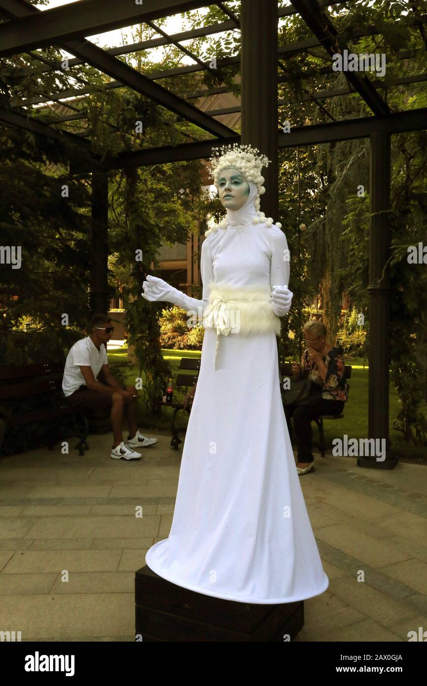 Timisoara Roumanie 09.06.2019 statue vivante d une deesse de l hiver ou de la glace. Une femme vetue d une robe blanche pose comme une statue humaine realiste fatiguee Photo Stock Alamy
