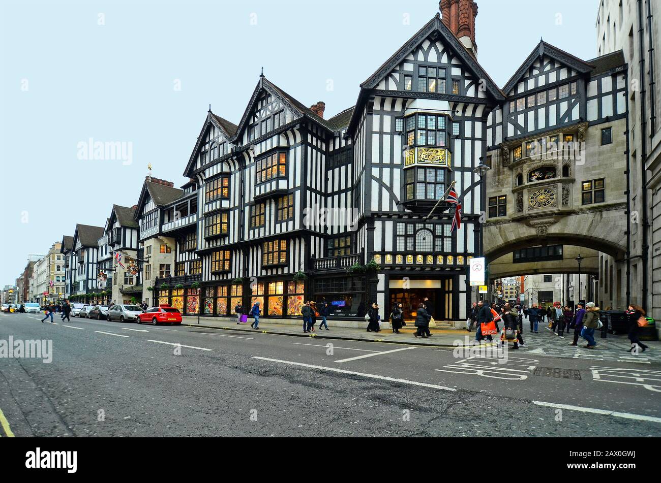 Londres, Royaume-Uni - 17 janvier 2016 : grand magasin People and Liberty non identifié avec horloge sur l'arche dans la Great Marlborough Street Banque D'Images