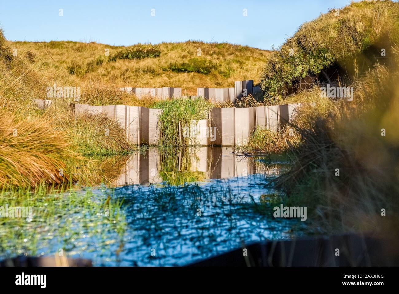 Les barrages en plastique utilisés sur Kinder Scout dans le parc national du Peak District pour soulever la table d'eau, créer des piscines de landes et mouiller à nouveau la tourbière de couverture Banque D'Images