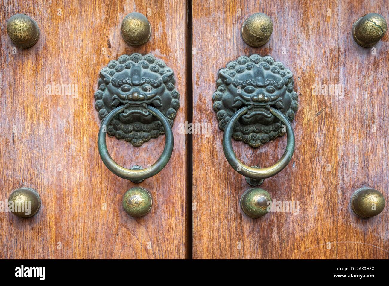 Les défonces de portes sculptées comme les têtes de lion au temple de Jing'an , Shanghai, Chine Banque D'Images