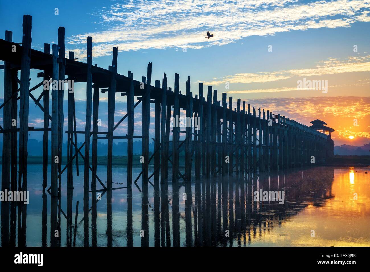 U Bein Bridge au lever du soleil à Amarapura, Mandalay, Myanmar (Birmanie). Banque D'Images