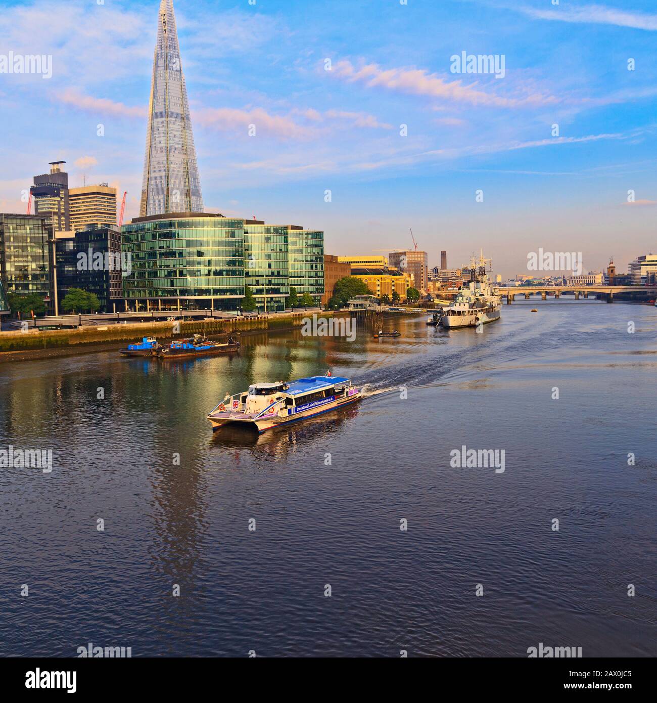 River taxi tôt le matin sur La Tamise depuis Tower Bridge, Londres Banque D'Images