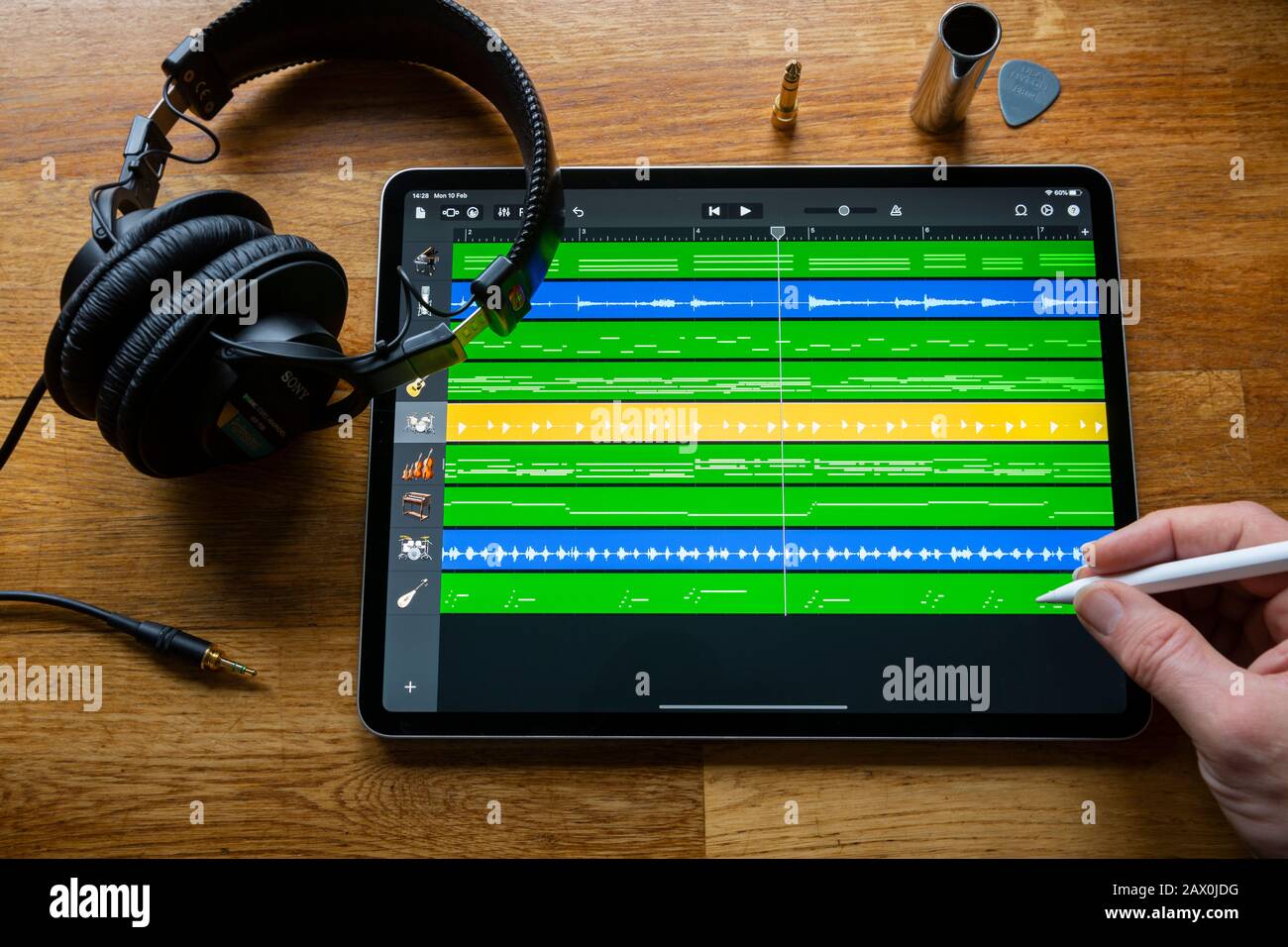 Bath, Royaume-Uni - 10 FÉVRIER 2020 : application garage Band utilisée pour créer et organiser de la musique sur un Apple iPad Pro dans un environnement de studio à domicile. Banque D'Images