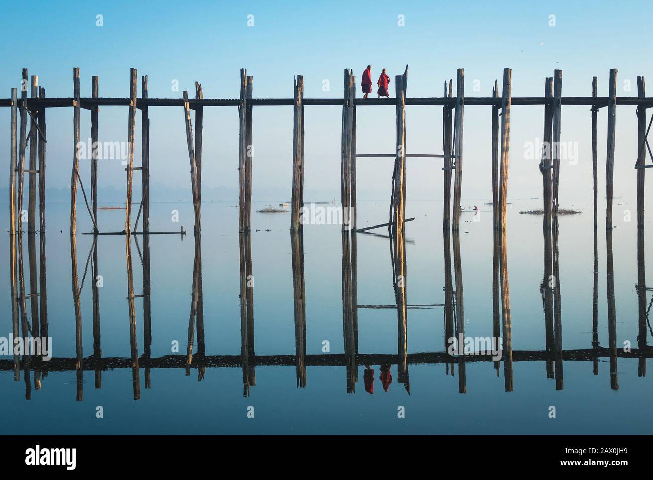 Les moines bouddhistes marchent sur le pont U Bein tôt le matin à Mandalay, au Myanmar (Birmanie). Banque D'Images