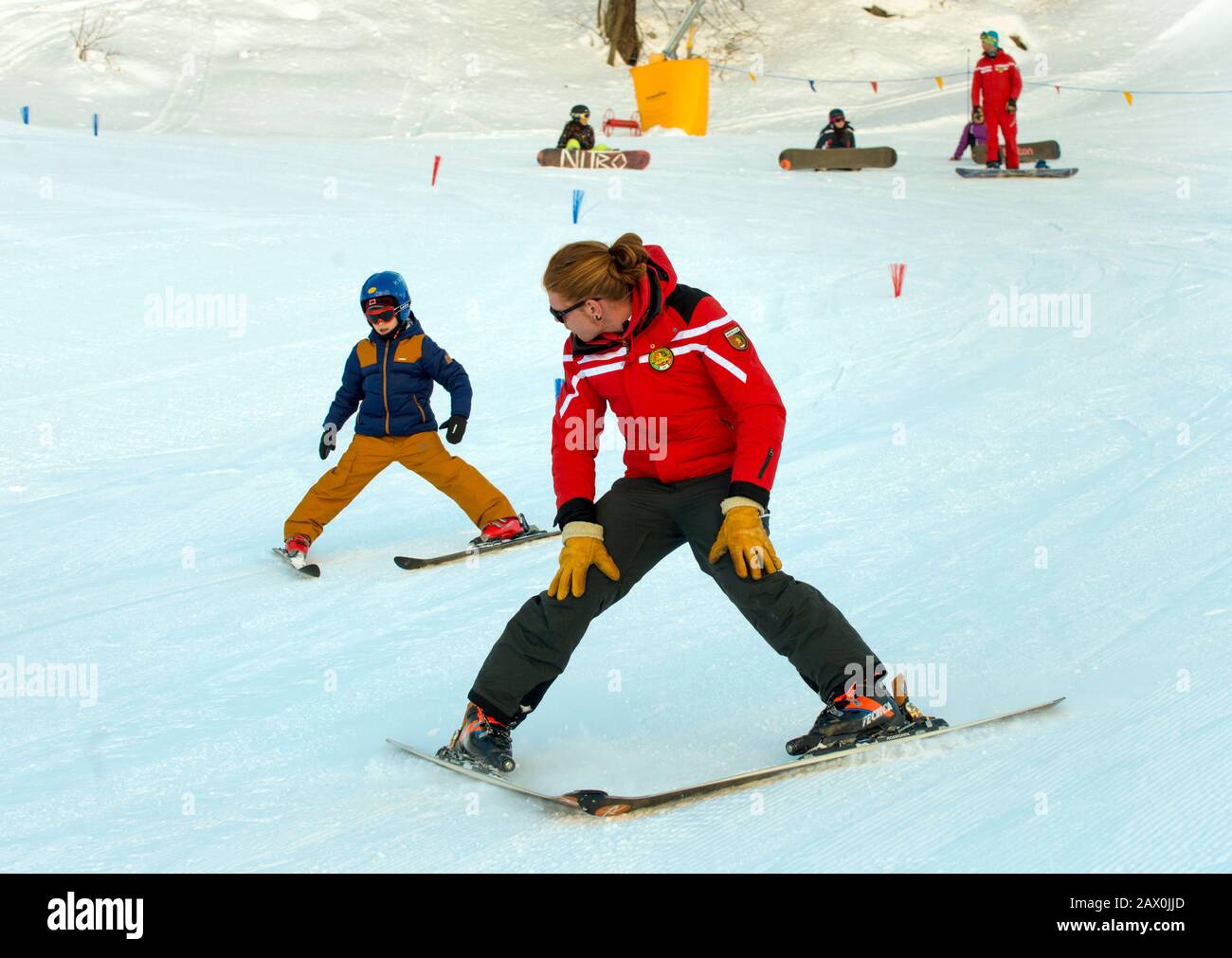 Italie Valle d'Aosta Val di Rhemes - À l'école 'ski Val di Rhemes' située à Chanavey il est possible d'apprendre de nombreuses disciplines avec les instructeurs locaux: Descente et snowboard dans ce cas. L'école se spécialise dans l'enseignement des enfants / adolescents, étant donné que le tourisme dans la vallée est purement familial. Banque D'Images