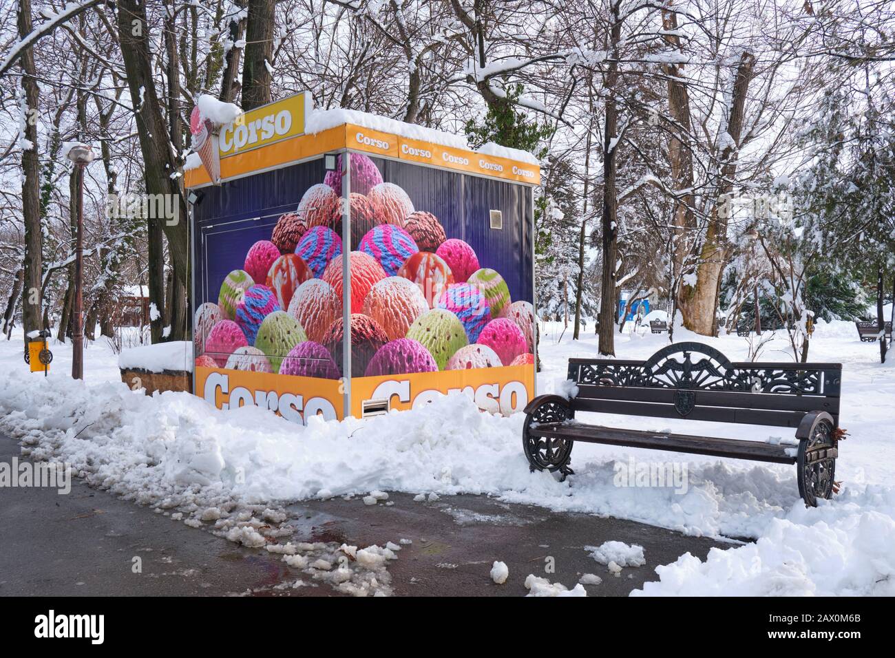 Bucarest, Roumanie - 6 février 2020: Fermé Corso Ice Cream stand dans le parc du roi Michael I (Herastrau), à côté d'un banc vide, une journée d'hiver. Banque D'Images