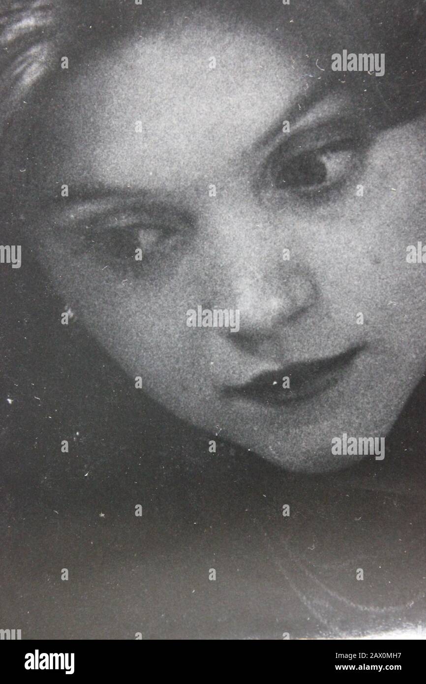 Belle photographie d'époque noir et blanc des années 1970 d'une belle femme méditant sa prochaine étape Banque D'Images