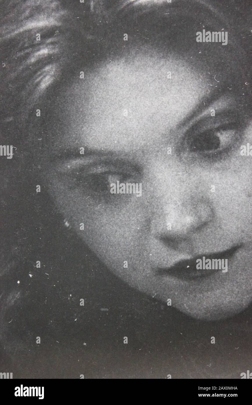 Belle photographie d'époque noir et blanc des années 1970 d'une belle femme méditant sa prochaine étape Banque D'Images