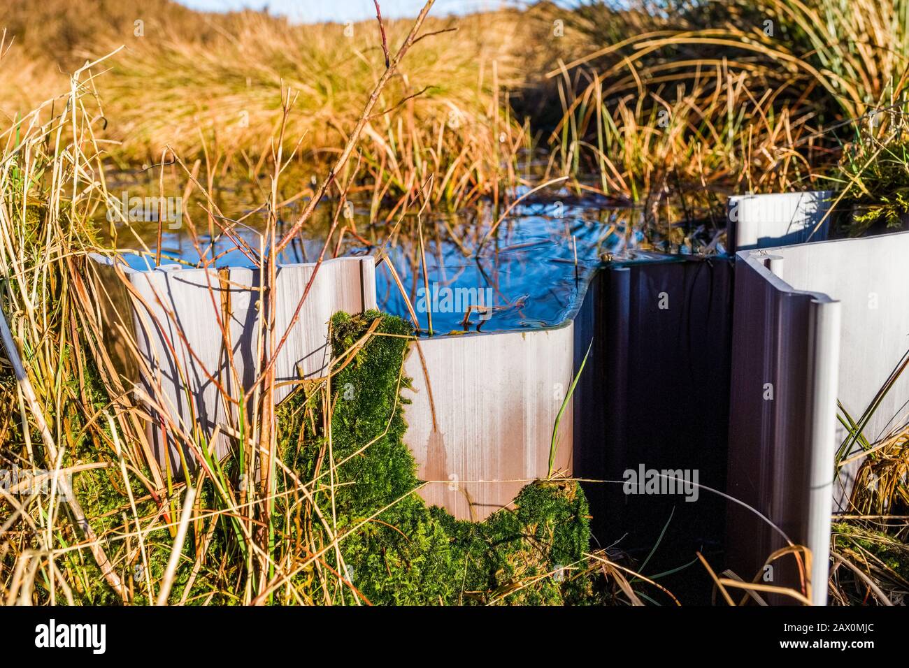 Les barrages en plastique utilisés sur Kinder Scout dans le parc national du Peak District pour soulever la table d'eau, créer des piscines de landes et mouiller à nouveau la tourbière de couverture Banque D'Images