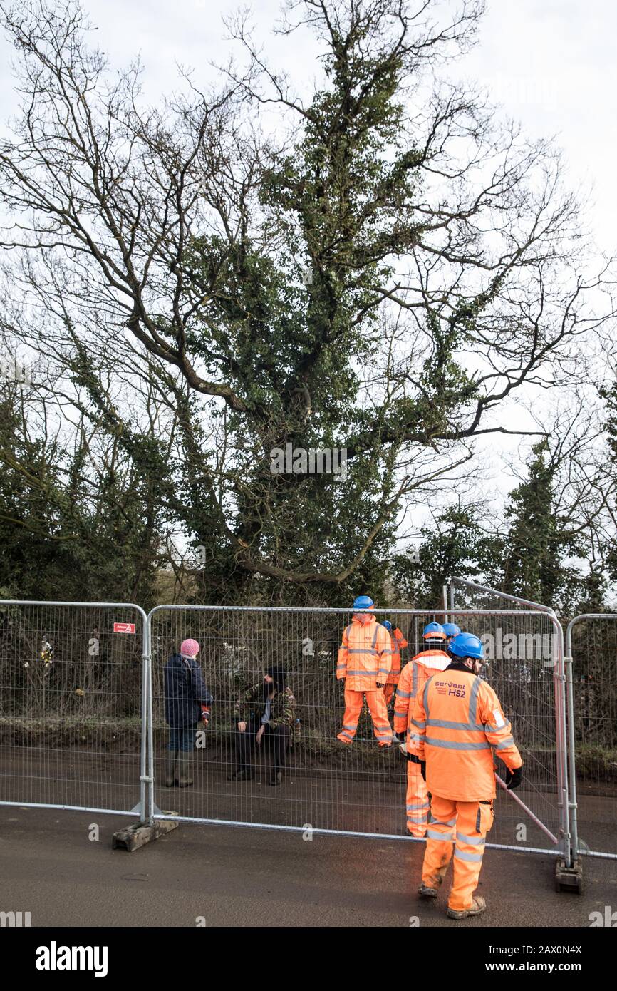 Harefield, Royaume-Uni. 8 Février 2020. Les activistes environnementaux occupent de l'espace derrière une clôture de style Heras érigée par des ingénieurs de l'   sur la route Harvil dans la vallée de Colne en vue de l'abattage d'arbres pour la liaison ferroviaire à grande vitesse. Les militants de l'environnement basés dans une série de camps de protection de la faune dans la région ont utilisé diverses tactiques pour empêcher le travail d'abattage des arbres, pour lequel des fermetures de routes et de chemins de fer avaient été mises en œuvre, pour la durée du week-end pour lequel il avait été prévu. Crédit: Mark Kerrison/Alay Live News Banque D'Images