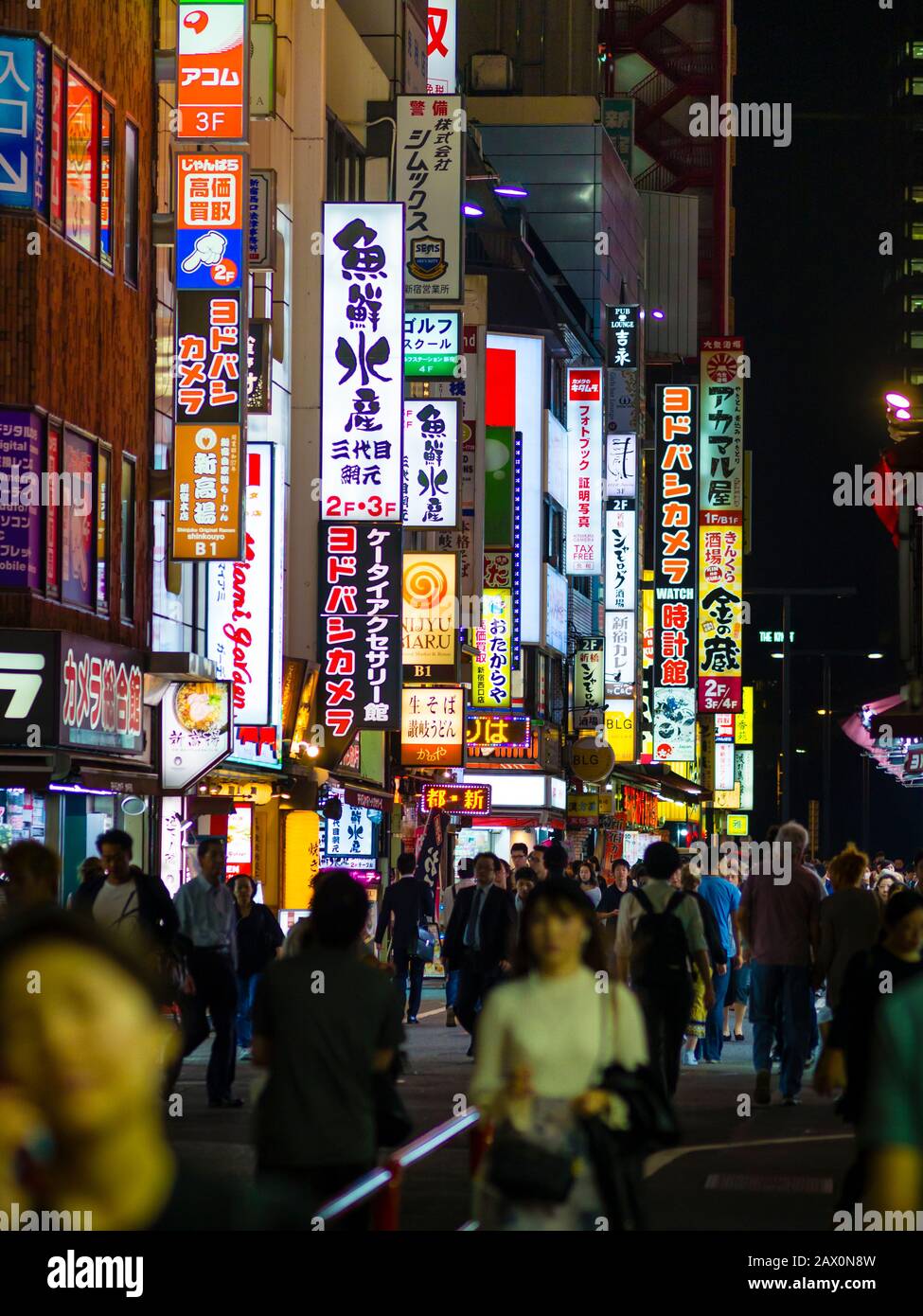 Tokyo, Japon - 9 octobre 2018 : le soir, les rues du quartier commercial de Shinjuku illuminé de Tokyo sont bondées de personnes. Banque D'Images