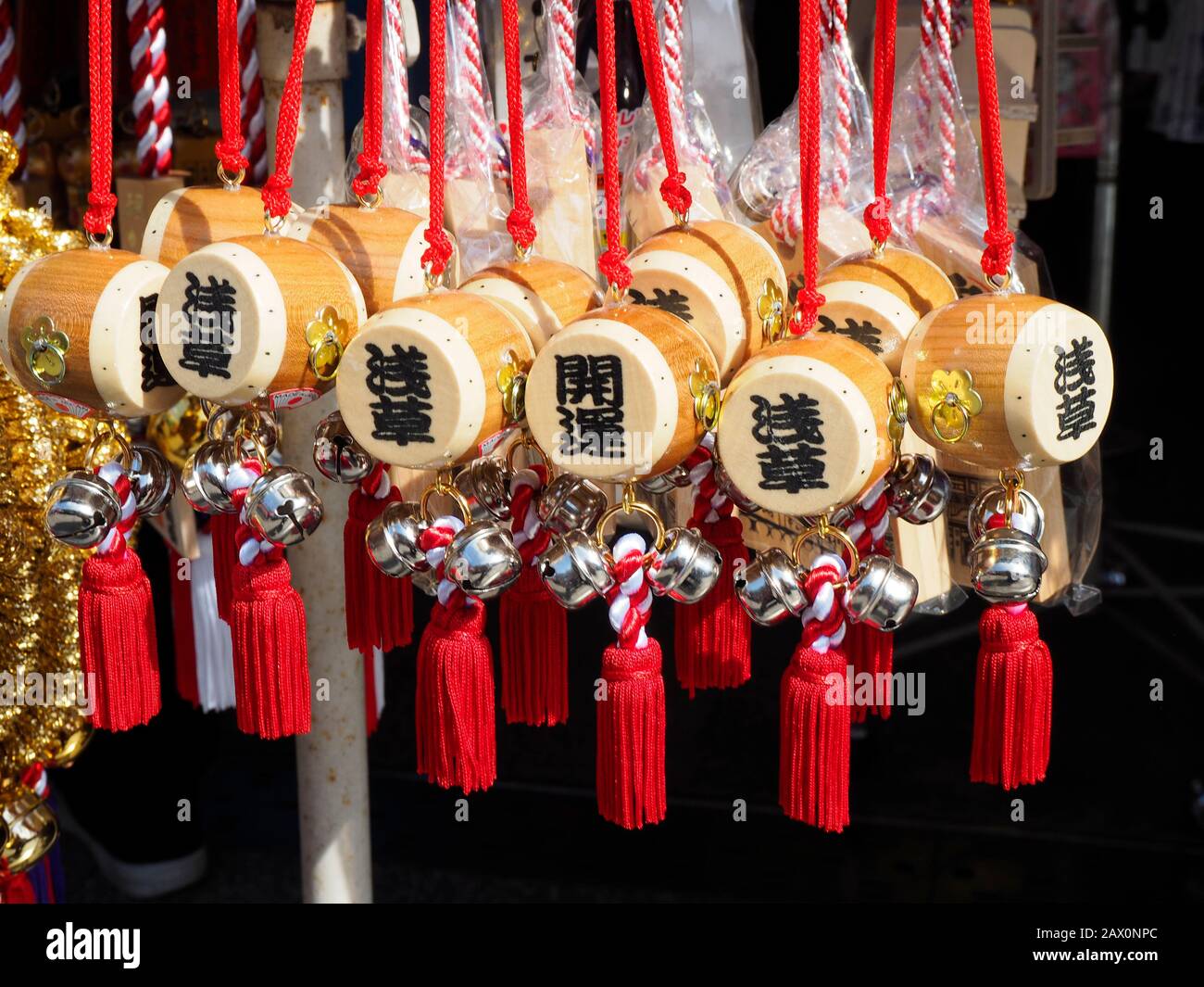 Tokyo, Japon - 10 octobre 2018 : souvenirs japonais à vendre dans un local de vente du quartier des temples d'Asakusa à Tokyo. Banque D'Images