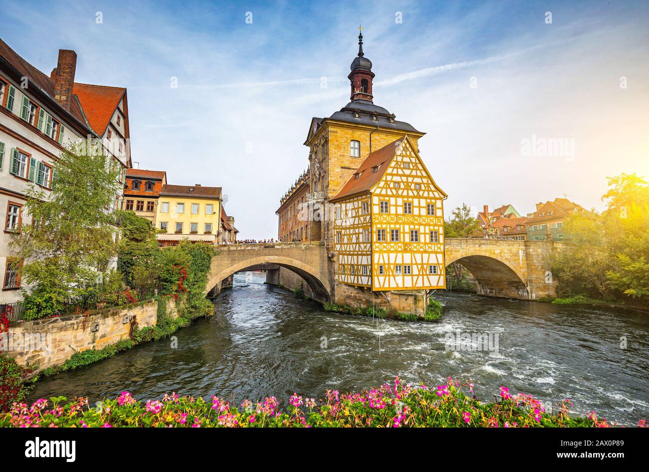 Vue panoramique classique de la célèbre mairie de Bamberg avec la rivière idyllique de Regnitz dans le centre historique de la ville lors d'une belle journée, la Bavière, Allemagne Banque D'Images