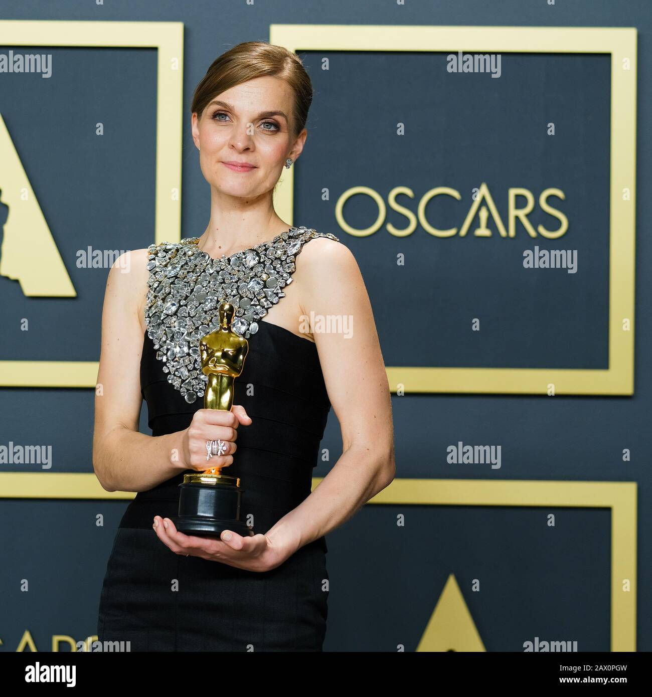 Hollywood, Californie, États-Unis. 9 février 2020. Dolby Theatre au Hollywood & Highland Center, Hollywood, Royaume-Uni. 9 février 2020. Hildur Guðnadóttir pose avec l'Oscar pour la musique (score Original) dans le film Joker pendant les 92ème Academy Awards, 2020 . Photo Par Crédit : Julie Edwards/Alay Live News Banque D'Images