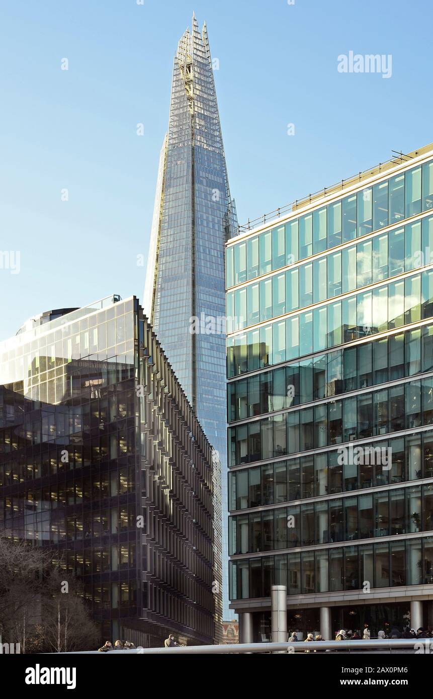 Londres, Royaume-Uni - 15 janvier 2016 : personnes non identifiées, immeubles de bureaux et nouvel hôtel de ville avec gratte-ciel Le Shard In Banque D'Images