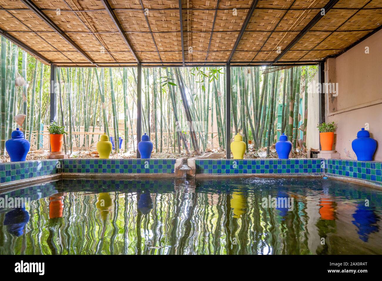 Marrakech, Maroc - 15 janvier 2020: Magnifique étang couvert avec des décorations colorées dans le jardin Majorelle établi par Yves Saint Laurent Banque D'Images