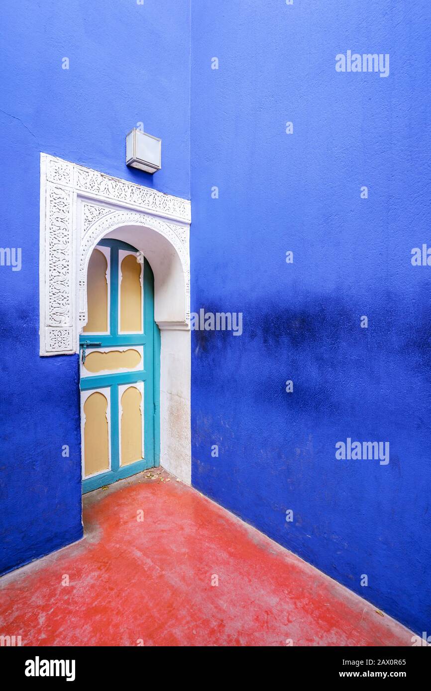 Marrakech, Maroc - 15 janvier 2020: Architecture colorée dans le beau jardin Majorelle établi par Yves Saint Laurent i Banque D'Images